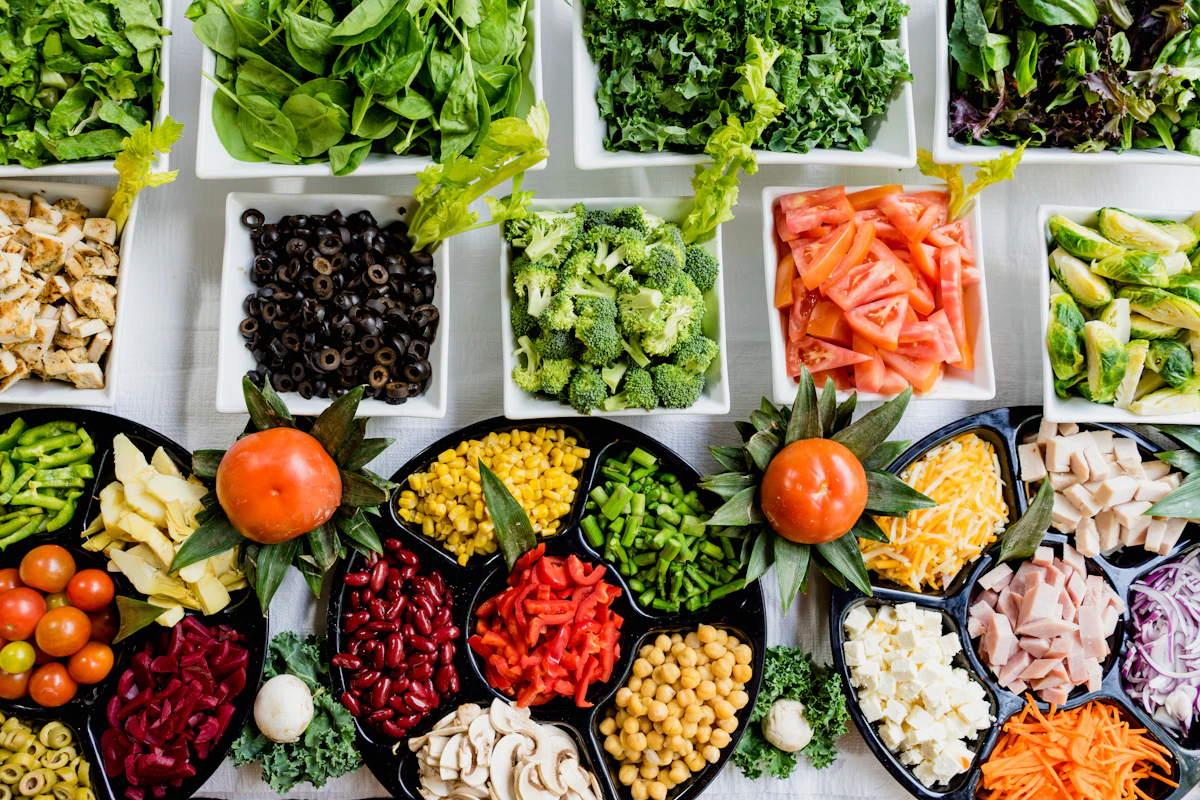 Vaschette di verdure, legumi e cereali freschi divise per ingrediente